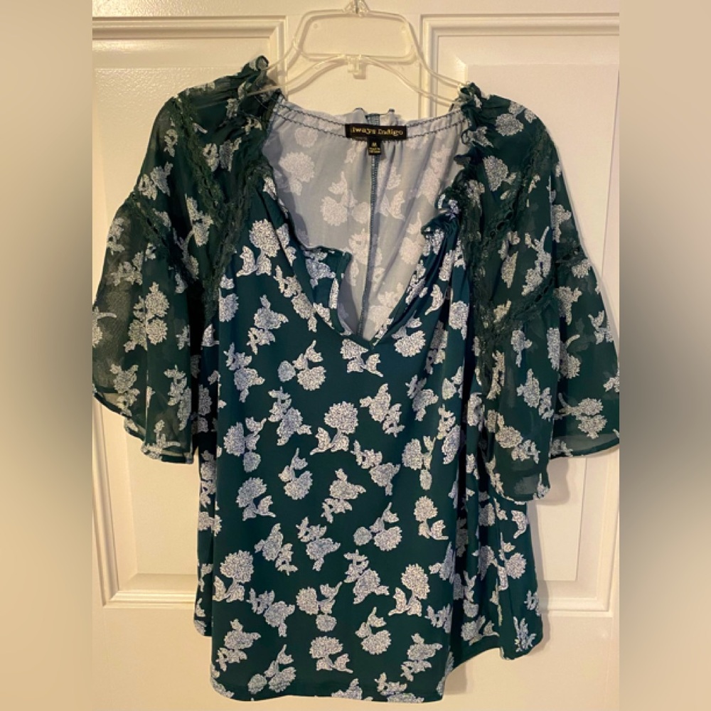 Beautiful green and white blouse. Size Medium